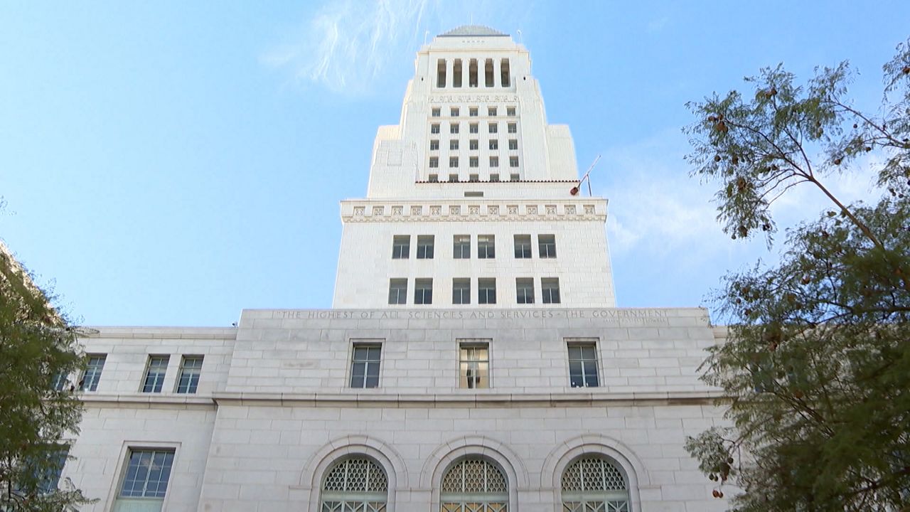 洛杉矶市议会考虑削减非关键空缺职位